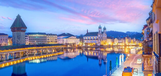 Historisches Stadtzentrum der Innenstadt von Luzern mit Kapellbrücke und Vierwaldstättersee in der Schweiz bei Sonnenuntergang