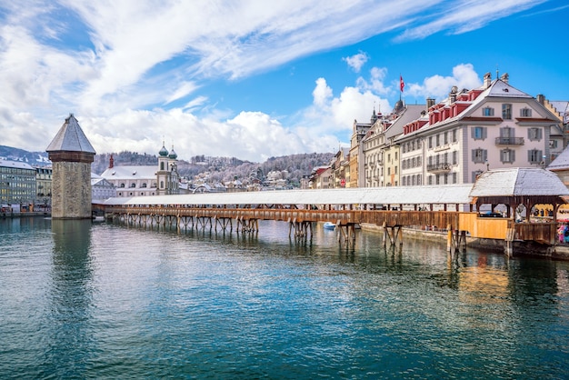 Historisches Stadtzentrum der Innenstadt von Luzern mit Kapellbrücke und Vierwaldstättersee in der Schweiz