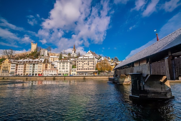 Historisches Stadtzentrum der Innenstadt von Luzern mit Kapellbrücke und Vierwaldstättersee in der Schweiz