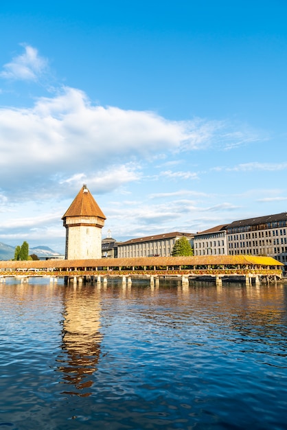 Historisches Stadtzentrum von Luzern mit berühmter Kapellbrücke in der Schweiz.