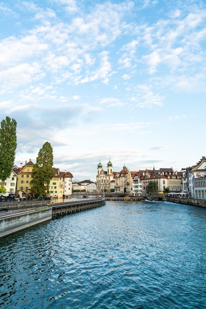 Historisches Stadtzentrum von Luzern mit berühmter Kapellbrücke in der Schweiz.