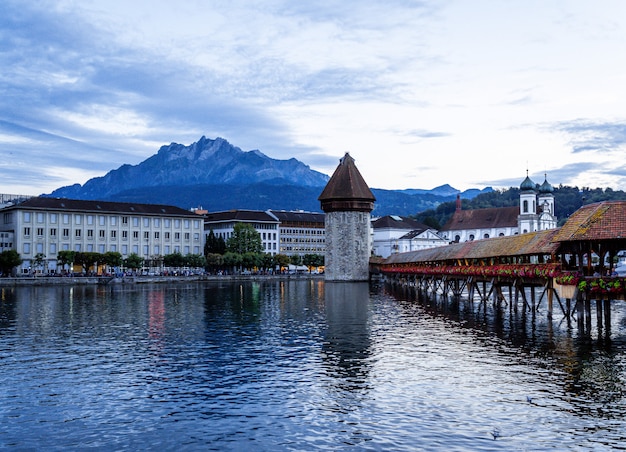 Historisches Stadtzentrum von Luzern mit berühmter Kapellbrücke in der Schweiz.