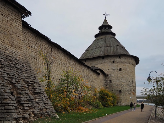 Historisches Wahrzeichen Pokrovskaya Tower und ein Fragment der Festungsmauer des Pskov Krom Pskov