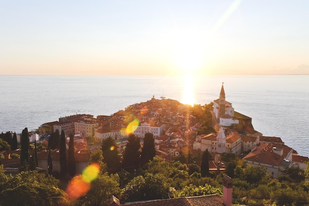 historisches Zentrum der Altstadt von Piran. der Sonnenunterganghimmel und die Adria. Rote Dächer. Sommerreise