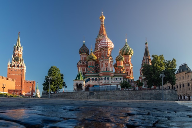 Historisches Zentrum mit der Basilius-Kathedrale und dem Kreml-Turm bei Sonnenaufgang Moskau Russland