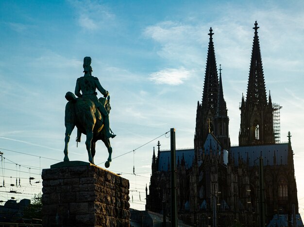 Foto hito de la catedral de colonia y el puente del río, garmany