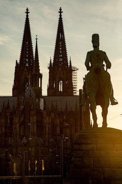 Foto hito de la catedral de colonia y el puente del río, garmany