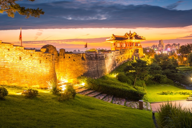 Hito de Corea y parque después del atardecer, arquitectura tradicional en Suwon, fortaleza de Hwaseong en Sunset, Corea del Sur.