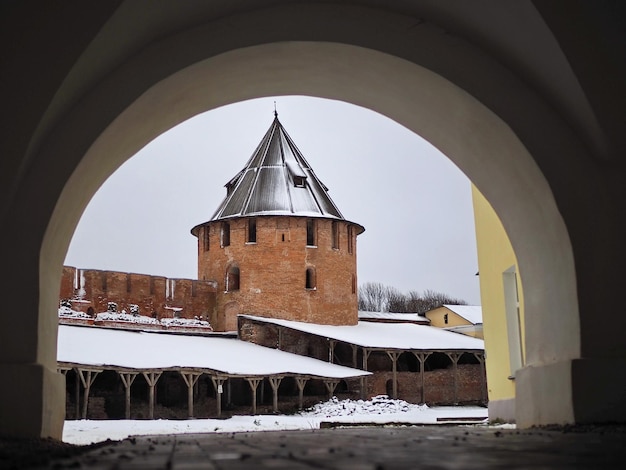 Hito histórico Vista a través del arco a la torre del Kremlin de Novgorod Veliky Novgorod