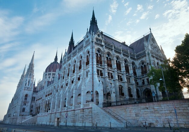 Hito húngaro, vista de la mañana del Parlamento de Budapest