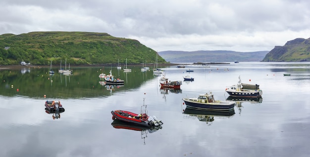 Hito panorámico del puerto de Portree con reflejo, Isla de Skye, Escocia