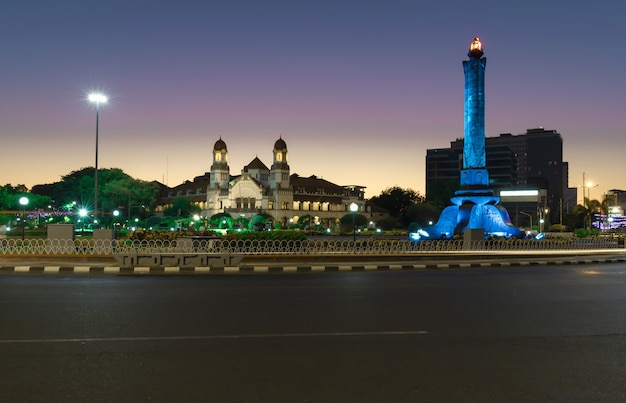 Hito de tugumuda en una hermosa mañana con un fondo de lawang sewu Semarang central java