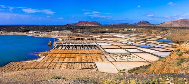 Hitos de la isla de Lanzarote - Salinas de Janubio, principal producción de sal de las islas Canarias