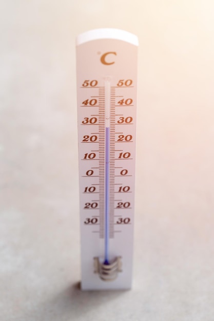 Hitzewellen-Thermometer, das auf dem Betonboden liegt