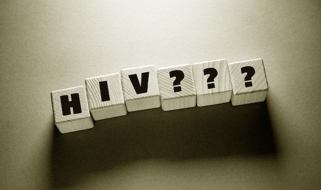 HIV-Wort auf Holzwürfel geschrieben