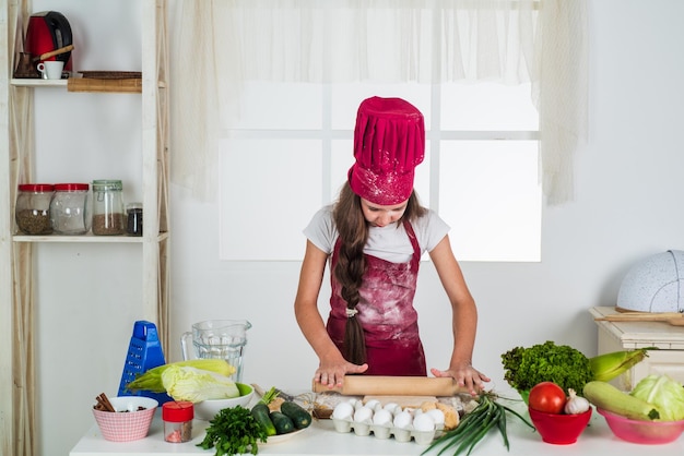 Hizo la elección correcta cocinando comida para la cena desarrollo infantil feliz