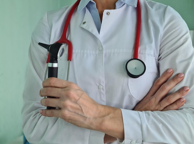 HNO-Arzt hält weißes digitales Otoskop in der Klinik