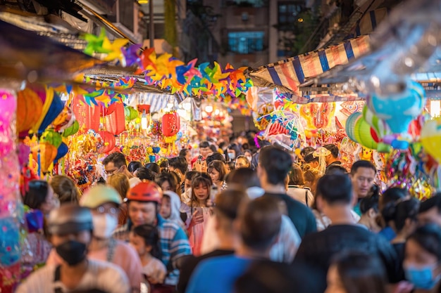 Ho-Chi-Minh-Stadt, Vietnam, 31. August 2023. Menschen kaufen traditionelle bunte Laternen, die während des Mittherbstfestes fröhlich und glücklich in den Straßen hängen