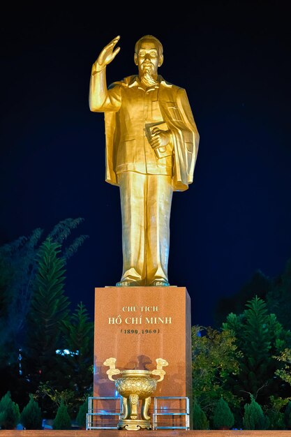 Ho-Chi-Minh-Statue am Abend in Can Tho, Vietnam