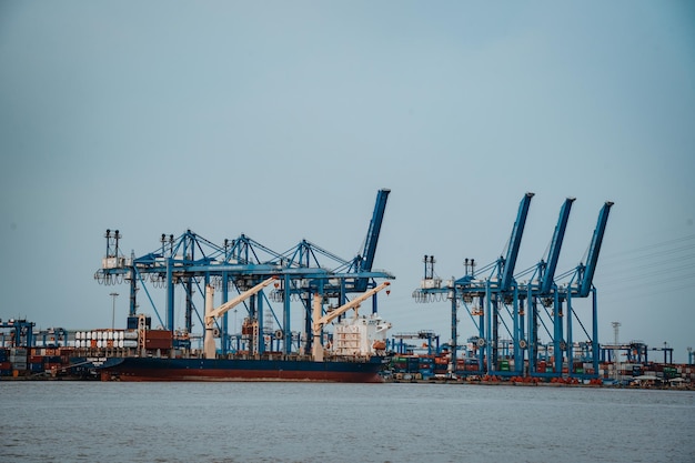 Ho Chi Minh VIETNÃ 19 DE FEVEREIRO DE 2022 Transporte para importação de exportação no porto de Cat Lai no rio Sai Gon guindaste contêiner para barco este porto é um grande serviço da indústria para o comércio