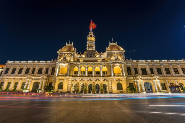 Ho Chi Minh VIETNÃ MAR 12 2023 Ho Chi Minh City Hall ou Saigon City Hall ou Comitê Sede é um edifício em estilo colonial francês Exposição à noite