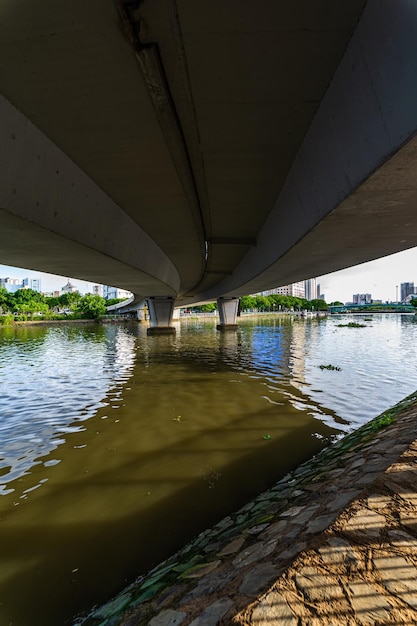 Ho Chi Minh Vietnam 8 de julio de 2023 Rascacielos a lo largo del río con arquitectura torres de oficinas hoteles centro de desarrollo cultural y comercial país más en la ciudad de Ho Chi Minh Vietnam