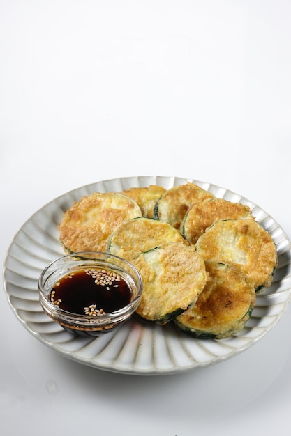 Hobak Jeon ou fatia de abobrinha frita, seu revestimento com massa de ovo.