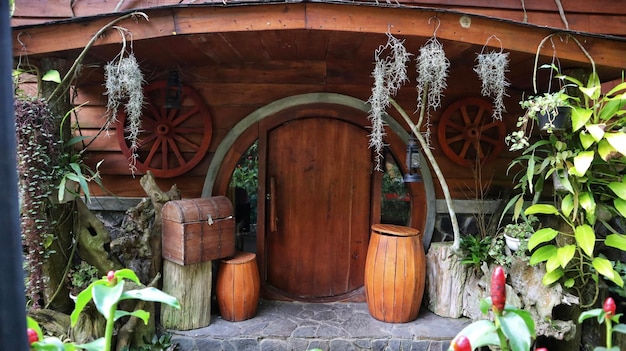 Hobbit House com portas redondas barris tesouro baú planta natureza e outras decorações