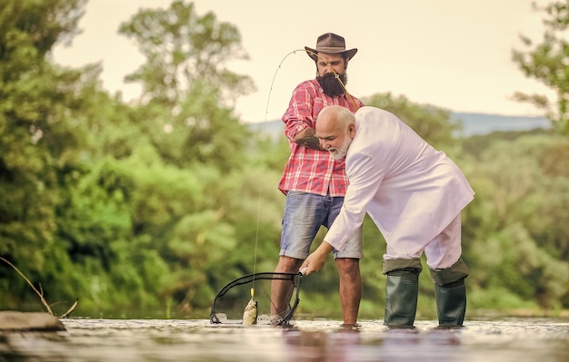 Hobby e recreação Sucesso Pescadores bem sucedidos Empresário aposentado Amizade masculina Bons lucros Pescador comemora aposentadoria Boa produção avô e neto Não vou me aposentar