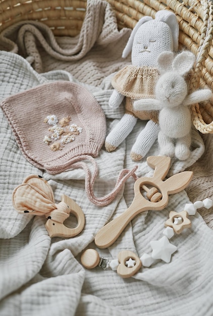 Hobbys und Handwerk. Strickmütze mit handgemachter Stickerei. Holzspielzeug, Rasseln, Beißringe, Nippelhalter. Babyentwicklung, Feinmotorik. Produkte und Zubehör für Kinder und Neugeborene.