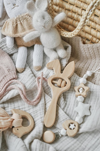 Hobbys und Handwerk. Strickmütze mit handgemachter Stickerei. Holzspielzeug, Rasseln, Beißringe, Nippelhalter. Babyentwicklung, Feinmotorik. Produkte und Zubehör für Kinder und Neugeborene.