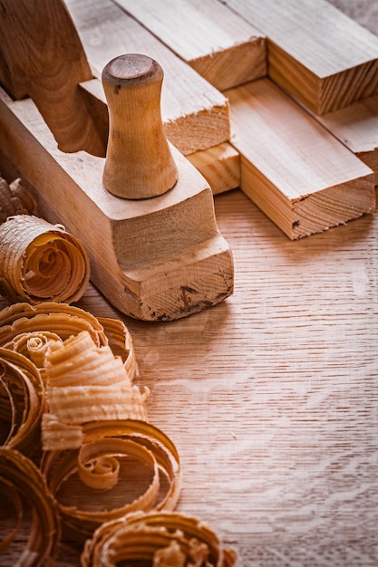 Hobelspäne Planken auf Holzbrett