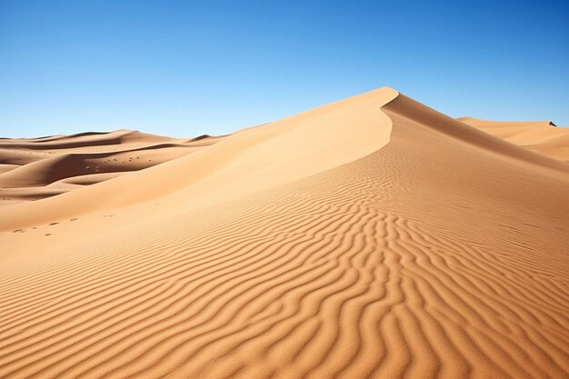 Hoch aufragende Sanddünen unter einem klaren Wüstenhimmel