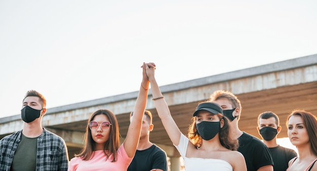 Hoch erhobene Fäuste Gruppe protestierender junger Menschen, die zusammenstehen Aktivist für Menschenrechte oder gegen die Regierung