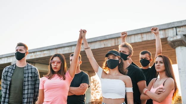 Hoch erhobene Fäuste Gruppe protestierender junger Menschen, die zusammenstehen Aktivist für Menschenrechte oder gegen die Regierung