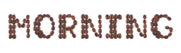 Hochauflösende geröstete Kaffeebohnen in Buchstaben