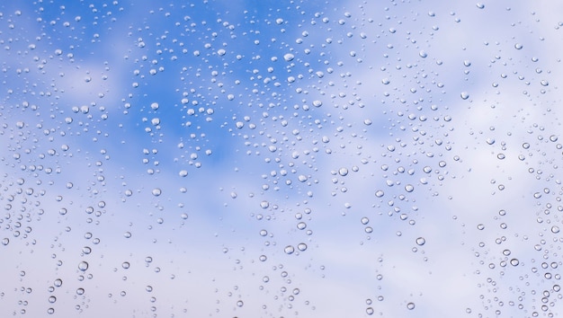 Hochauflösende Wassertropfen auf Fensterglas