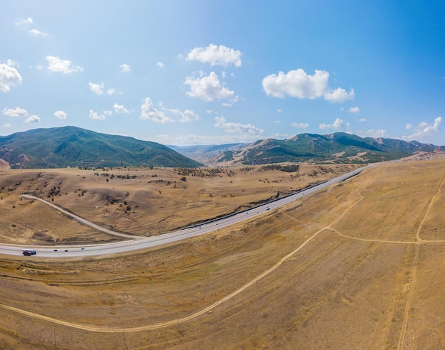 Hochauflösender Panoramablick auf die Bergstraße in der Republik Dagestan, Kaukasus, Russland