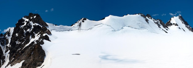 Hochauflösender Panoramablick auf die schneebedeckte Bergkette. Bestehend aus zwei Bildern