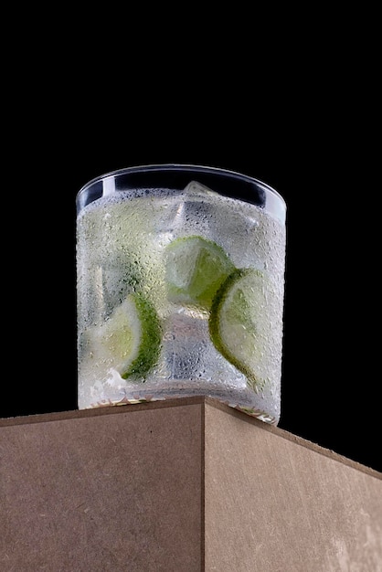 Hochauflösendes Foto des brasilianischen Caipirinha-Getränks im Studio mit schwarzem Hintergrund