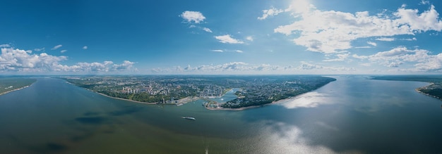 Foto hochauflösendes genähtes panorama einer malerischen luftaufnahme der hauptstadt tscheboksary von tschuwaschien russland und eines hafens an der wolga an einem sonnigen sommertag