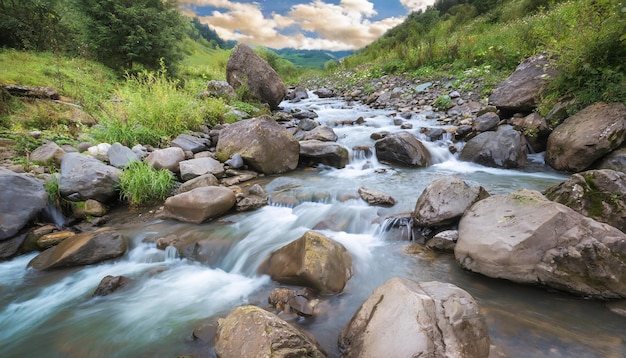 Foto hochbelichtete naturlandschaft des bergstroms mit steinen