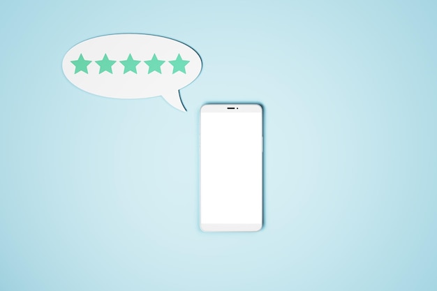 Hoches Social-Network-Rating-Konzept mit leerem weißen Smartphone-Bildschirm und Sprachblase mit fünf Sternen im Inneren auf blauer Oberfläche Mock up