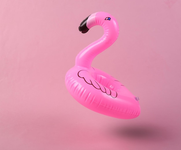 Hochfliegender aufblasbarer Flamingo auf rosa Hintergrund Minimalismus 3D-Foto