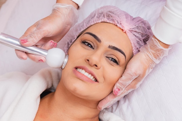 Hochfrequenzanwendung im Gesicht bei der Hautpflegebehandlung zur Verjüngung des Patienten