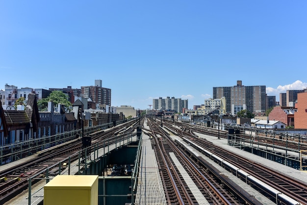 Hochgelegene Bahnstrecken entlang Brooklyn, New York, an einem sonnigen Tag