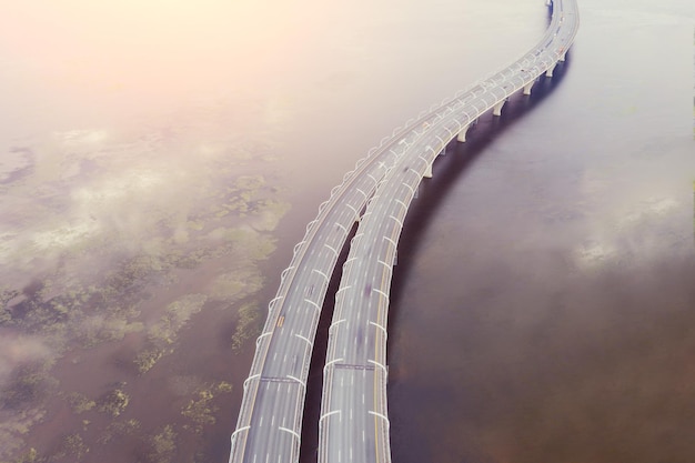 Hochgeschwindigkeits-Autobahn-Verkehrsstraße die Brücke über den Bucht-See-Fluss Luftaufnahme von oben