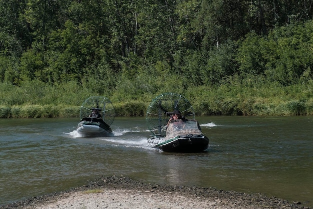 Hochgeschwindigkeitsfahrten in einem Luftboot auf dem Fluss an einem Sommertag mit Spritzern und Wellen