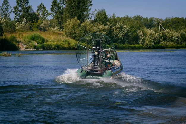 Hochgeschwindigkeitsfahrten in einem Luftboot auf dem Fluss an einem Sommertag mit Spritzern und Wellen