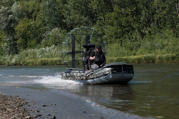 Hochgeschwindigkeitsfahrten in einem Luftboot auf dem Fluss an einem Sommertag mit Spritzern und Wellen